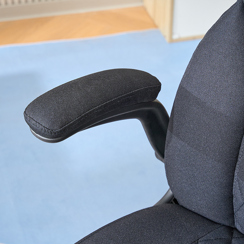 带可翻转扶手的人体工学电脑桌椅 带可翻转扶手的人体工学电脑桌椅